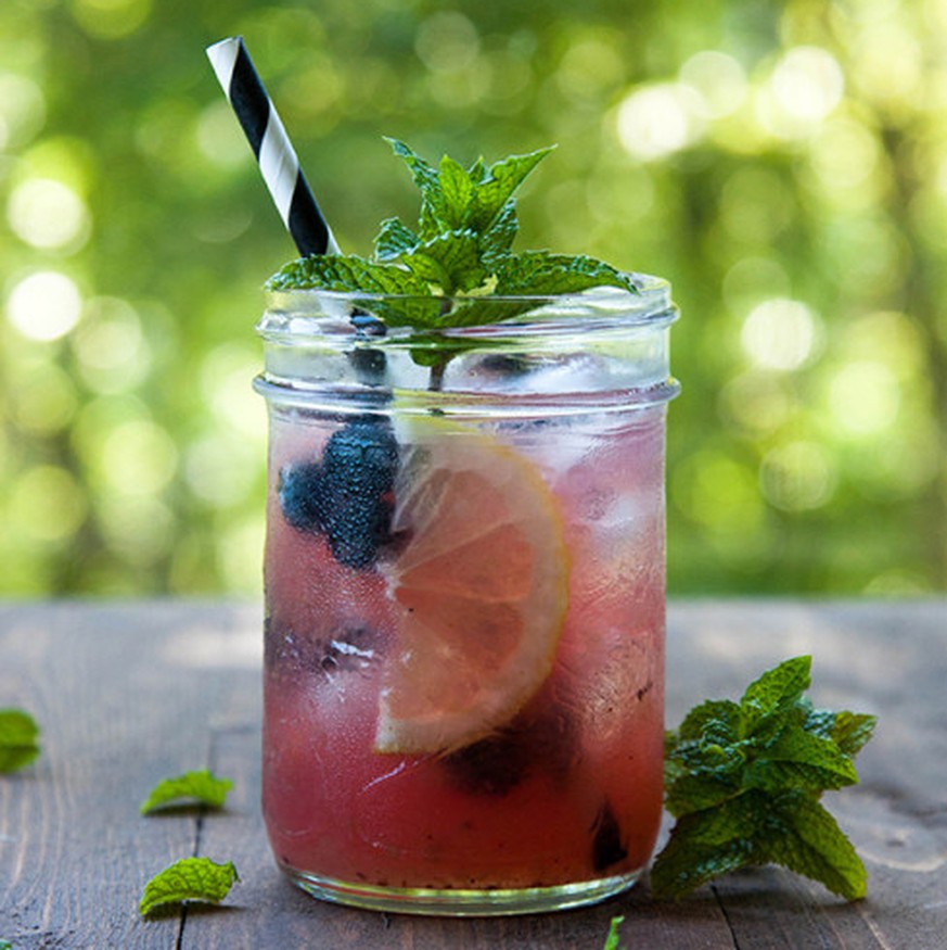 blueberry smash wodka vodka cocktail baubeeren trinken alkohol drinks sommer http://www.thelovelykitchen.org/2015/07/blueberry-smash/