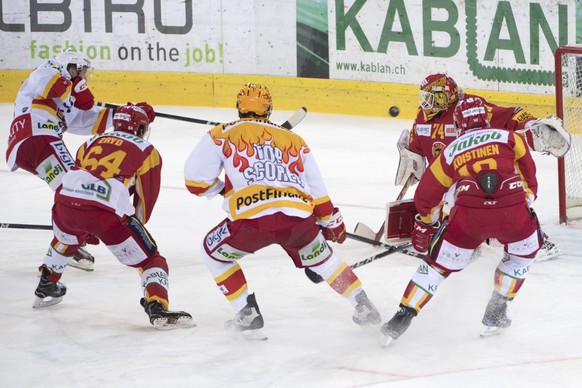 Langnaus Miro Zryd, Goalie Ivars Punnenovs und Ville Koistinen, von links, kaempfen um den Puck gegen Biels Toni Rajala, links, und Biels Topscorer Marc-Antoine Pouliot, Mitte, waehrend dem Meistersch ...