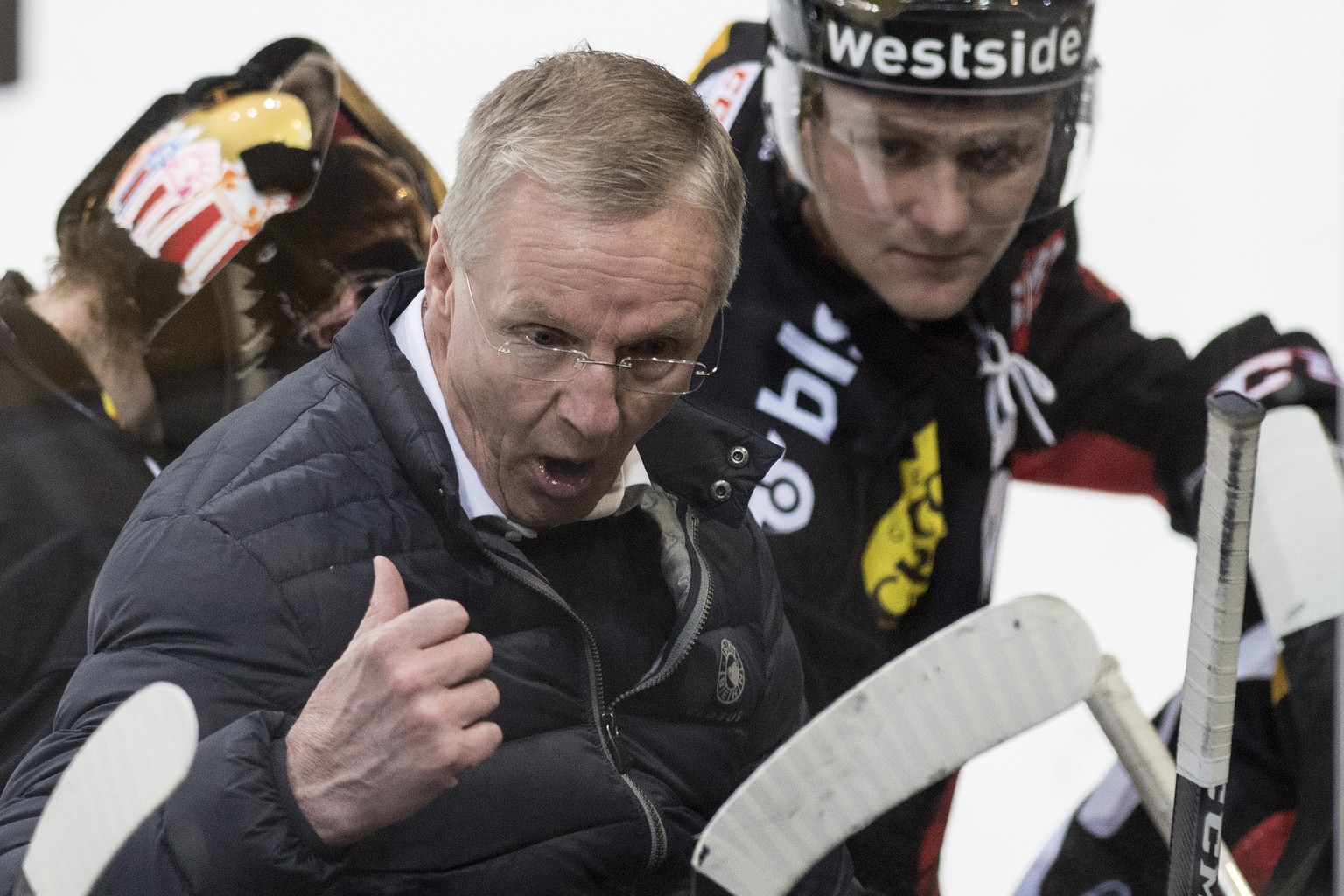 Berns Trainer Kari Jalonen erteilt Anweisungen im Eishockey Meisterschaftsspiel der National League zwischen dem SC Bern und dem HC Ambri-Piotta, am Samstag, 27. Januar 2018, in der PostFinance Arena  ...