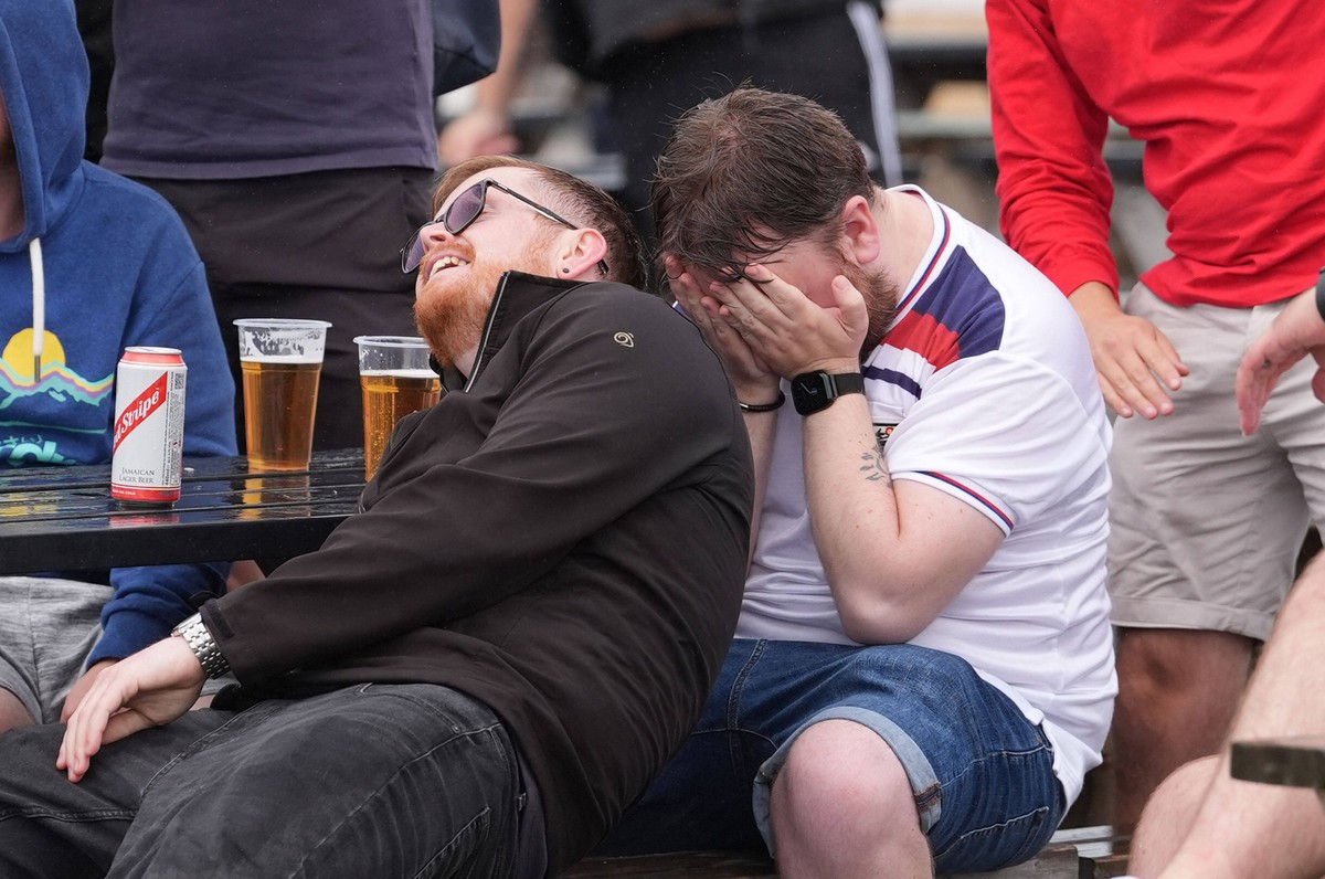 Fans watching England v Slovakia - EUFA Euro 2024 England fans on Hastings Pier in East Sussex, during a screening of the UEFA EURO, EM, Europameisterschaft,Fussball 2024, round of 16 match, between E ...