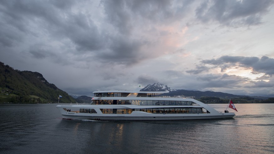 Das MS Diamant auf der Jungernfahrt auf dem Vierwaldstaettersee anlaesslich der Feierlichkeiten der Schiffstaufe des neusten Motorschiffs MS2017 der Schifffahrtsgesellschaft des Vierwaldstaettersees ( ...