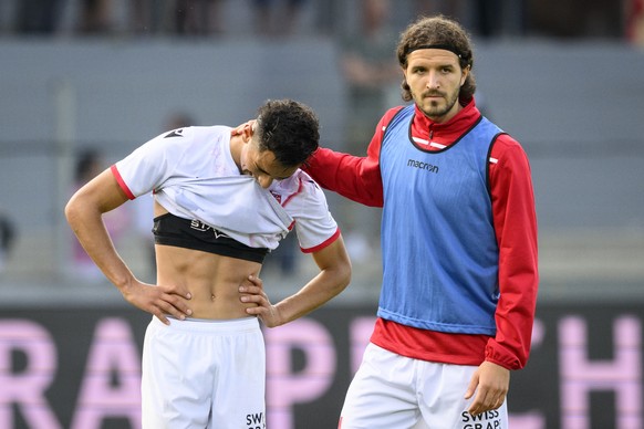 L&#039;attaquant valaisan Ilyas Chouaref, gauche, et le milieu valaisan Anto Grgic, droite, montrent leur deception a la fin de la rencontre de football du match aller de barrage de promotion en Super ...