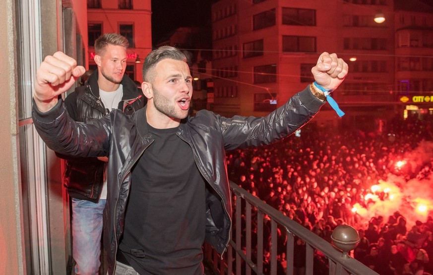 Torhueter Tomas Vaclik, hinten, und Spieler Renato Steffen, vorne, bei einer spontanen Meisterfeier in der Nacht auf Samstag, 29. April 2017, auf dem Barfuesserplatz in Basel. Trotz der Kaelte haben m ...