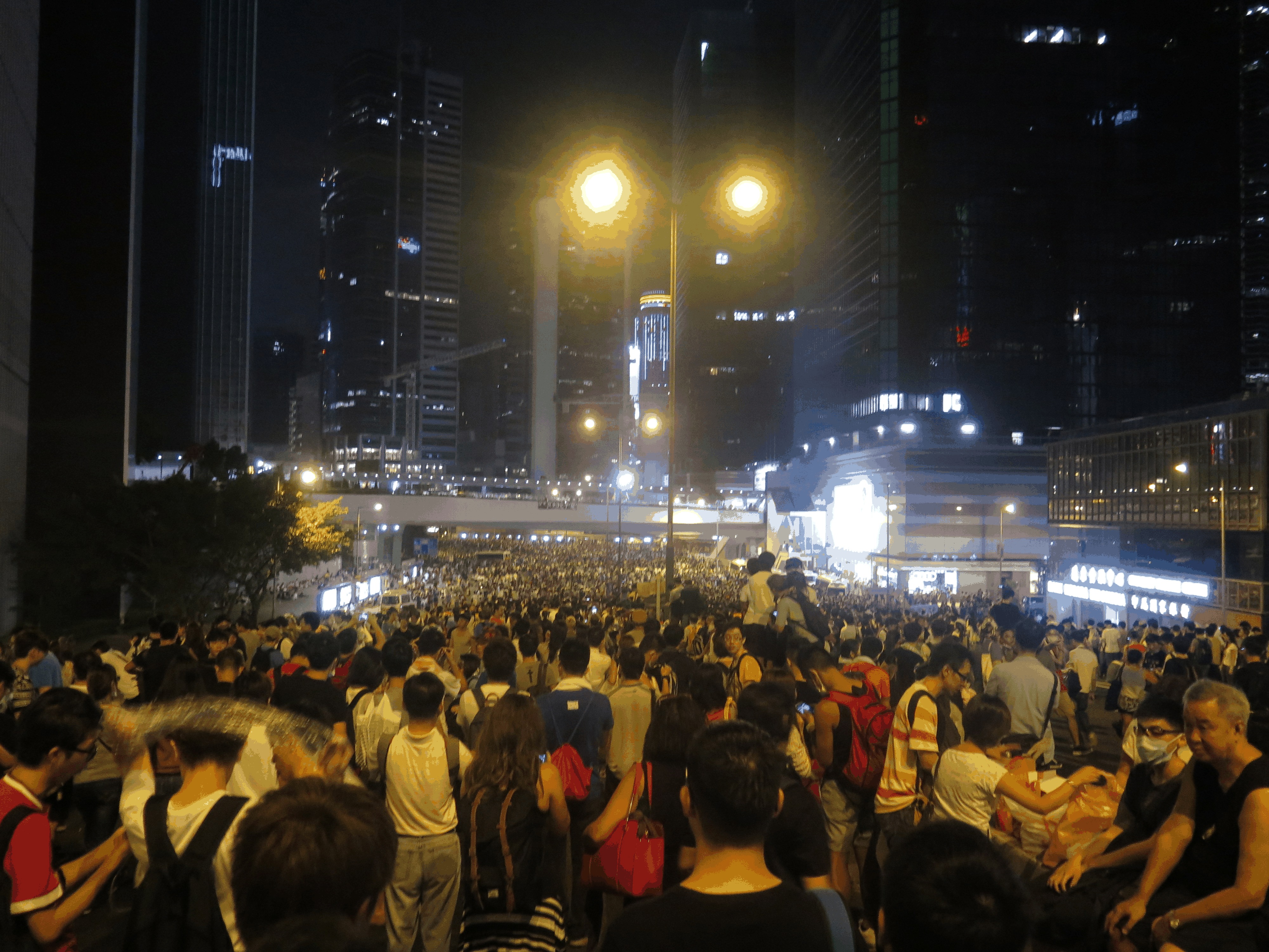 Zehntausende besetzten das Bankenviertel Hongkongs.