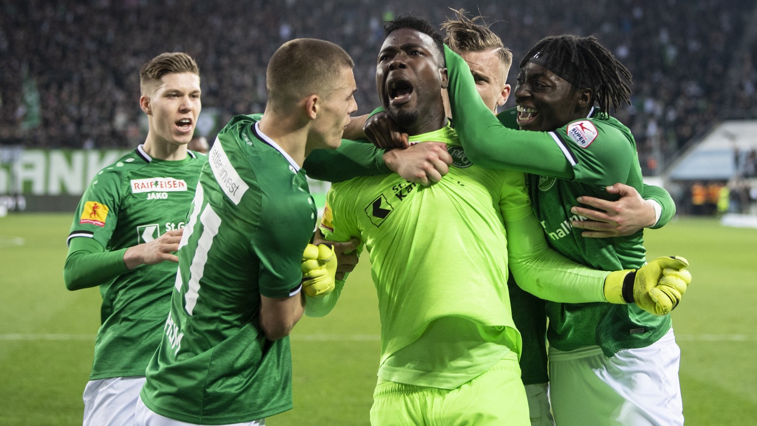 St. Gallens Torhueter Lawrence Ati Zigi, Mitte, jubelt beim Fussball Super-League Spiel zwischen dem FC St. Gallen und BSC Young Boys Bern, am Sonntag, 23. Februar 2020, im Kybunpark in St. Gallen. (K ...