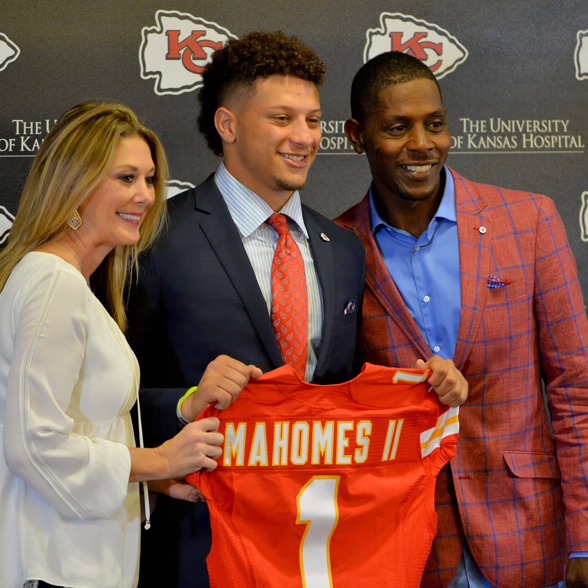 NFL, American Football Herren, USA Kansas City Chiefs-Patrick Mahomes press conference, PK, Pressekonferenz Apr 28, 2017 Kansas City, MO, USA Kansas City Chiefs number 10 pick Patrick Mahomes II poses ...