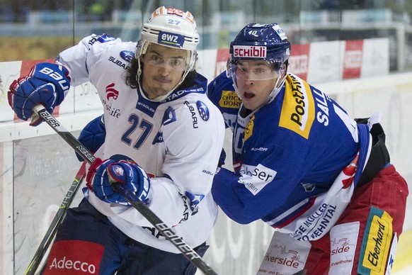 ZSC Lions Stuermer Roman Wick, links, gegen EHC Kloten Stuermer Tomi Sallinen waehrend dem Eishockey-Meisterschaftsspiel der National League zwischen dem EHC Kloten und den ZSC Lions am Samstag, 25. N ...