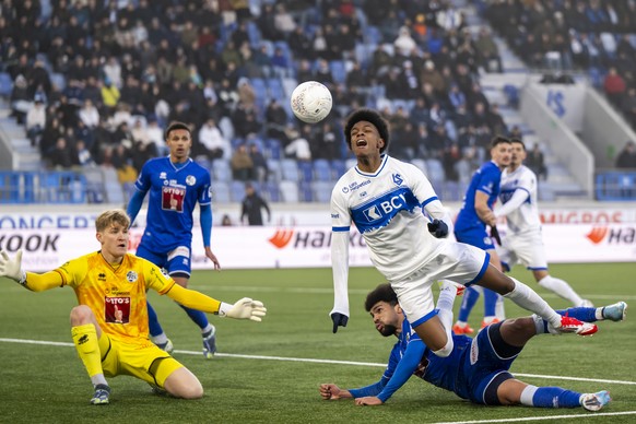 Alvyn Sanches (LS), centre, lutte pour le ballon avec Tyron Owusu (FCL), droite, devant le gardien Pascal Loretz (FCL), gauche, lors de la rencontre de football de Swiss Super League entre le FC Lausa ...