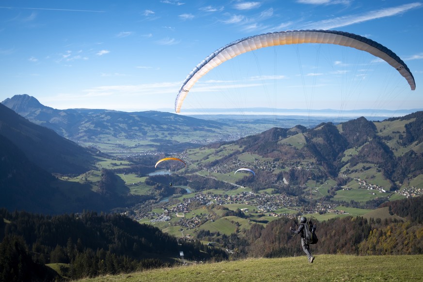 Viele Touristen, Tagesausflügler und Paragleiter zog es im Oktober wegen den warmen Temperaturen in die Schweizer Alpen (Bild: Charmey, Fribourg, 31.10.2020)  