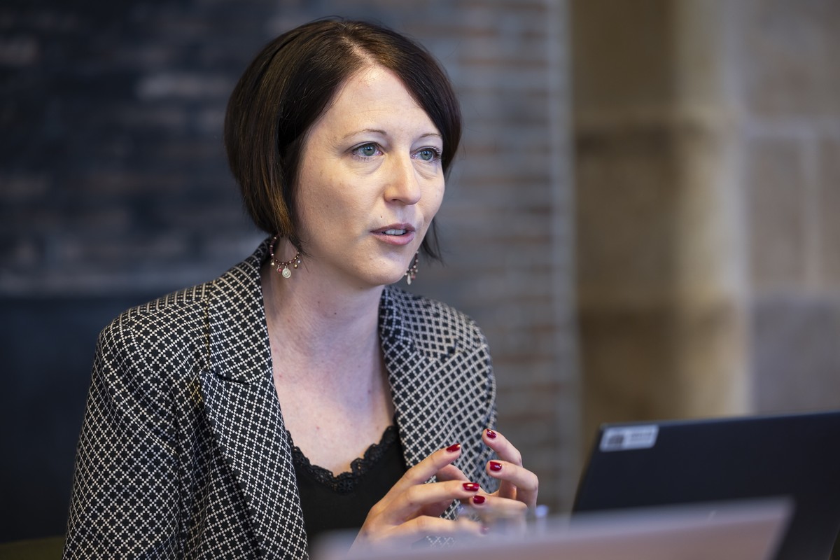 Crystel Graf, conseillere d'Etat parle lors d'une conference de presse du Conseil d'Etat de Neuchatel en reponse a trois initiatives populaires : "Primes maladie : Stop a la hausse ...