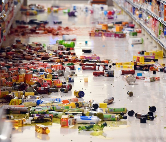 epa05630022 Groceries litter the aisle at the New World Supermarket in Miramar, after an earthquake based around Cheviot in the South island hit the capital Wellington, New Zealand, early 14 November  ...