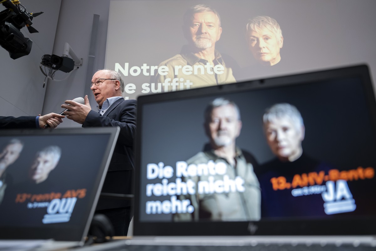 Pierre-Yves Maillard, Staenderat, SP-VD, und Praesident des SGB, spricht waehrend einer Medienkonferenz des Initiativkomitees fuer eine 13. AHV-Rente am Dienstag, 9. Januar 2024 in Bern. Am 3. Maerz w ...