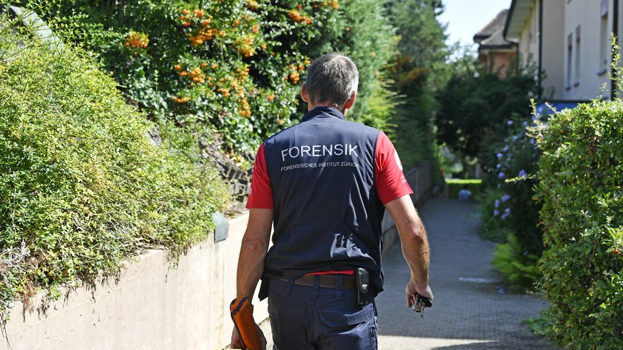 Gerichtsmediziner beim Hauseingang einer Liegenschaft in der Naehe des Albisriederdoerfli in Zuerich am Freitag, 30. August 2019. In der Stadt Zuerich laeuft ein groesserer Polizeieinsatz. Zwei Person ...