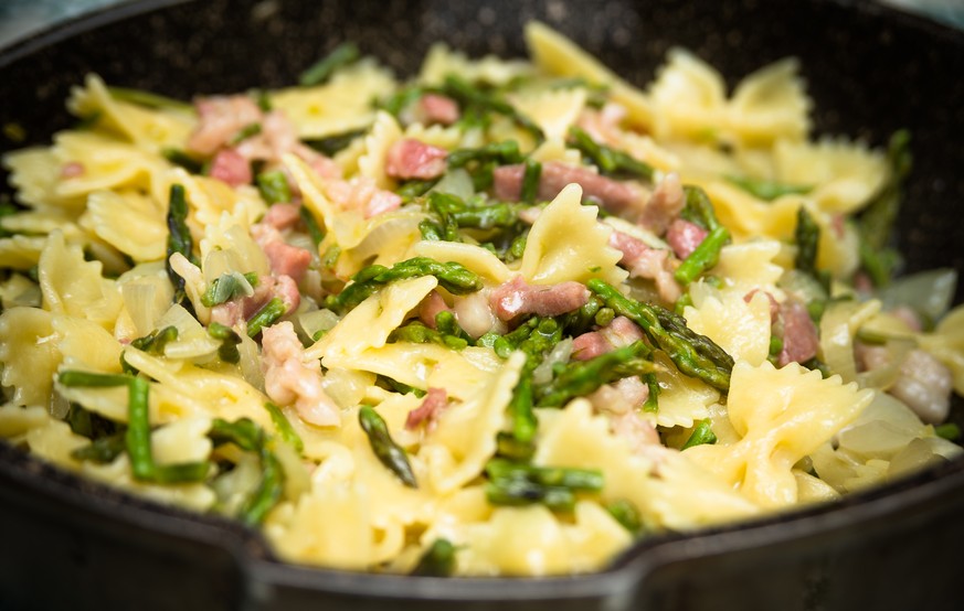 farfalle pasta spargel speck