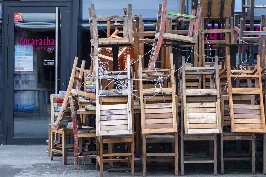 Gestapelte Stuehle vor dem geschlossenen Restaurant Cucaracha in der Steinenvorstadt in Basel am Montag, 30. Maerz 2020. (KEYSTONE/Georgios Kefalas)