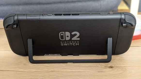 Ein Pluspunkt ist der neu gestaltete Klappständer. Die Switch 2 steht so deutlich stabiler.