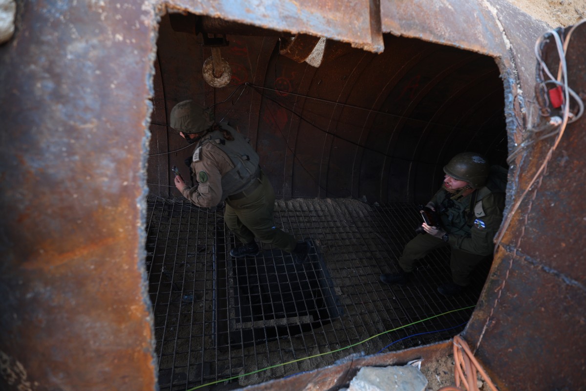 epa11034233 A photo taken while embedded with the Israeli Army shows soldiers inside a tunnel 400 meters away from the Erez crossing between Gaza and Israel, in the Palestinian town of Beit Hanun, nor ...