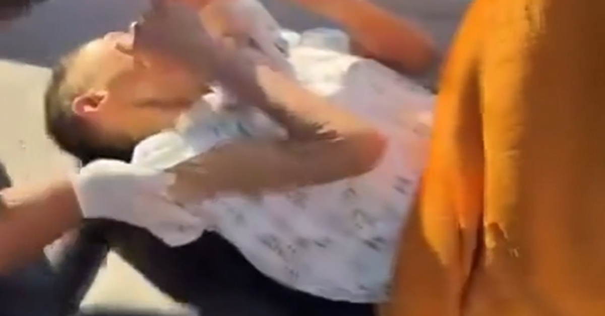 angeblich-tote-frau-soll-in-thailand-einge-schert-werden-dann-bewegt-sie-sich-pl-tzlich