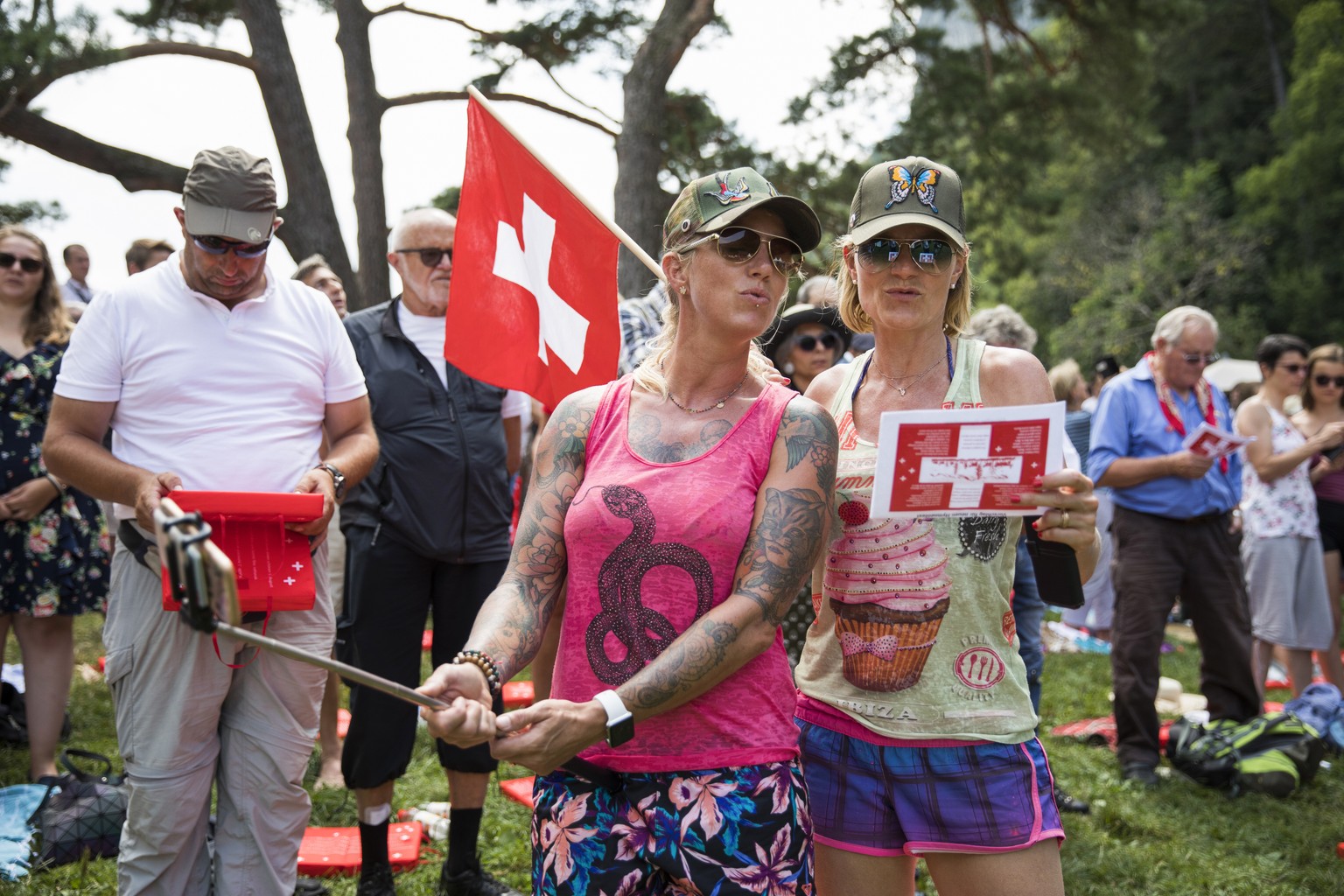 Besucher der Bundesfeier auf dem Ruetli singen die Nationalhymne, am Mittwoch, 1. August 2018. (KEYSTONE/Peter Klaunzer)