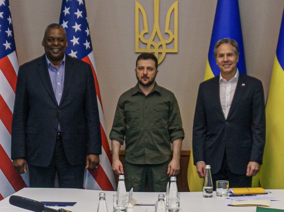 Der ukrainische Präsident Wolodymyr Selenskjy posiert für ein Foto mit US-Aussenminister Antony Blinken (rechts) und US-Verteidigungsminister Lloyd Austin (links) während eines Treffens in Kiew, 24. April 2022.