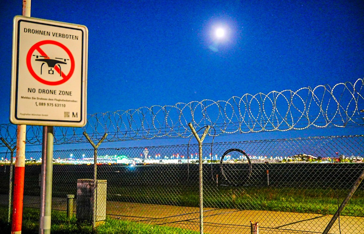 Polizeipräsenz am Flughafen München, Ein Hinweisschild Drohnen verboten am Gelände des Flughafens München. Am späten Donnerstagabend hatte es Drohnensichtungen um und über dem Münchner Flughafen gegeb ...