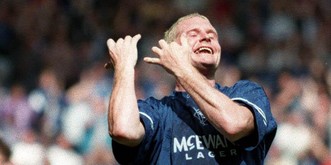 02.01.1998: Paul Gascoigne erhält Morddrohungen, weil er einen Flötenspieler imitiert