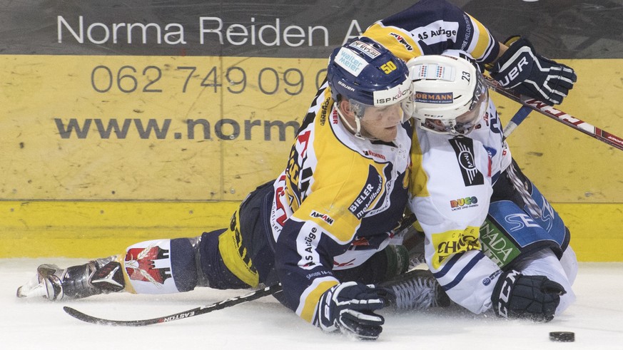 Langenthals Arnaud Montandon, links, im Duell mit Ambris Christian Stucki, rechts, im vierten Spiel der Ligaqualifikation, zwischen dem SC Langenthal und dem HC Ambri-Piotta, am Donnerstag, 13. April  ...