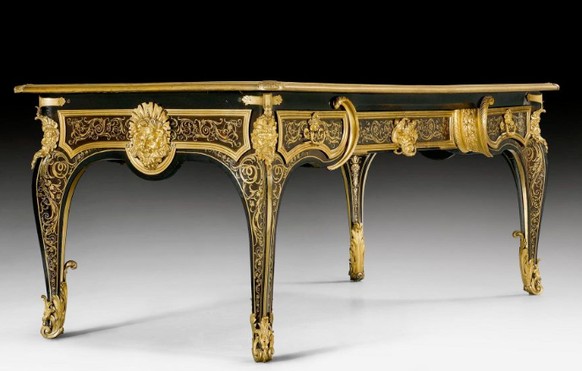 Das mit Satyrköpfen verzierte Pult stammt von André-Charles Boulle, Königlicher Ebenist (Luxustischler) unter Ludwig XIV.