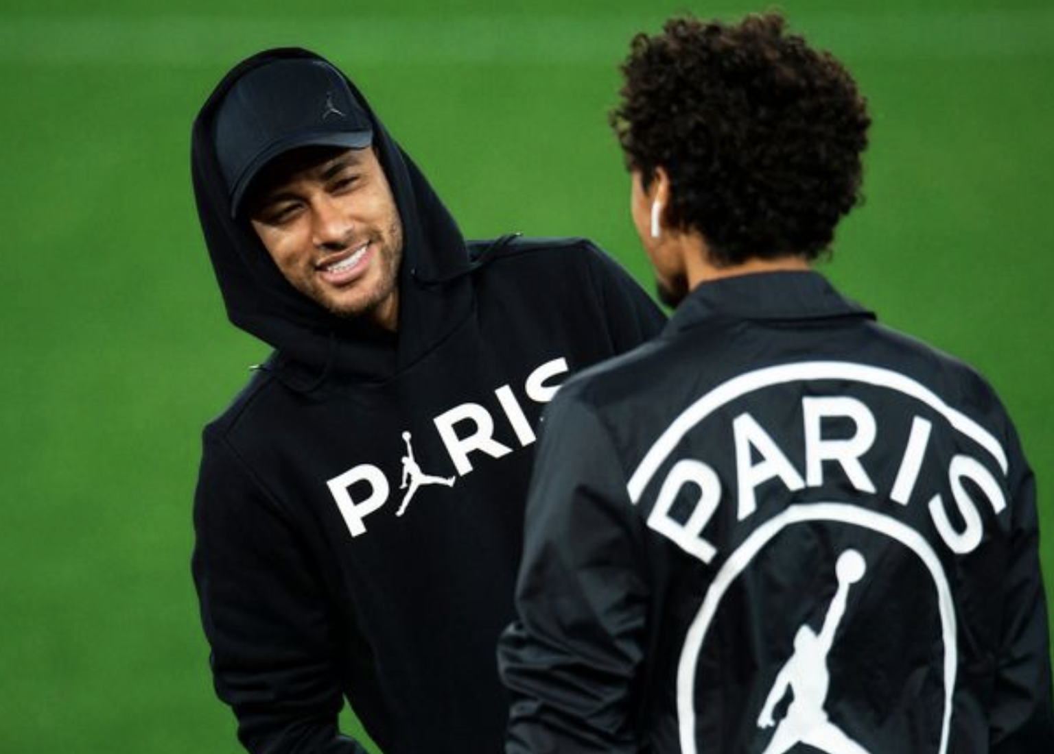 PSG-Kicker Neymar trägt einen Pullover, der in Zusammenarbeit mit Air Jordan entstanden ist.