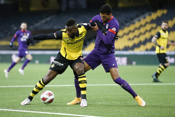 YBs Jean-Pierre Nsame, links, und Lausannes Moritz Jenz in Aktion, im Super League Spiel zwischen dem BSC Young Boys Bern und dem FC Lausanne-Sport, am Sonntag, 7. Februar 2021 im Stadion Wankdorf in  ...