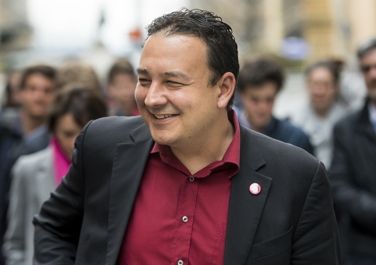 Jean-Nat Karakash, Conseiller d'Etat et candidat PS au Conseil d'Etat, marche avec les membres du parti, lors du premier tour des elections cantonales neuchateloises ce dimanche 2 avril 2017 ...