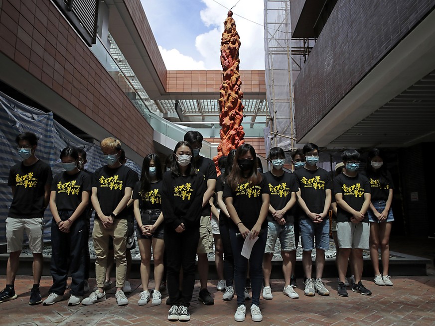 Studierende halten vor der Statue der &quot;S�ule der Schande&quot; an der Universit�t Hongkong eine Schweigeminute, am Jahrestages der blutigen Niederschlagung der Demokratiebewegung am 4. Juni 1989  ...