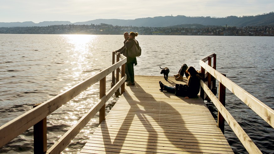 Spaziergaenger geniessen das milde Wetter am Zuerichsee in Zuerich, am Weihnachtstag, Freitag, 25. Dezember 2015. Das Warten auf den Winter geht am diesjaehrigen Weihnachtstag weiter. In der ganzen Sc ...