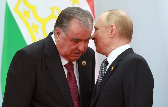 epa12341877 Tajik President Emomali Rahmon (L) and Russian President Vladimir Putin attend a family photo opportunity at the Shanghai Cooperation Organization (SCO) summit in Tianjin, China, 01 Septem ...