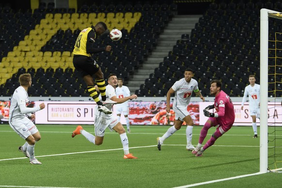 YBs Jean-Pierre Nsame, oben-links, schiesst ein Tor (2-1) gegen Luzerns Torhueter Marius Mueller, zweite-rechts, im Fussball Meisterschaftsspiel der Super League zwischen dem BSC Young Boys und dem FC ...