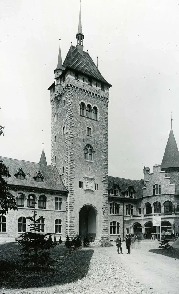 ... dem Turm des Landesmuseums in Zürich.
https://baz.e-pics.ethz.ch/#main-search-text=Landesmuseum&amp;main-search-mode=and&amp;detail-asset=043fbf8e-948e-4083-a441-bd2af0f5cd56