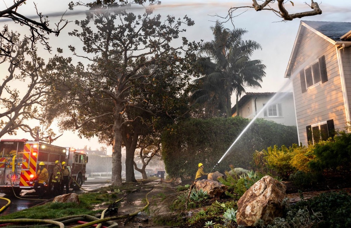 PACIFIC PALISADES, CALIFORNIA: Orange County and Los Angles County firefighters work to save homes within the Palisades Fire zone in Pacific Palisades, California on Thursday January 9, 2025. (Melina  ...