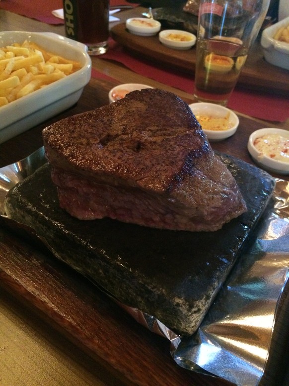 Starkoch Gordon Ramsay kriegt Filet auf einem Dachziegel serviert ... und ist sprachlos
Also gegen Essen auf dem heissen Stein habe ich eigentlich nichts einzuwenden ð