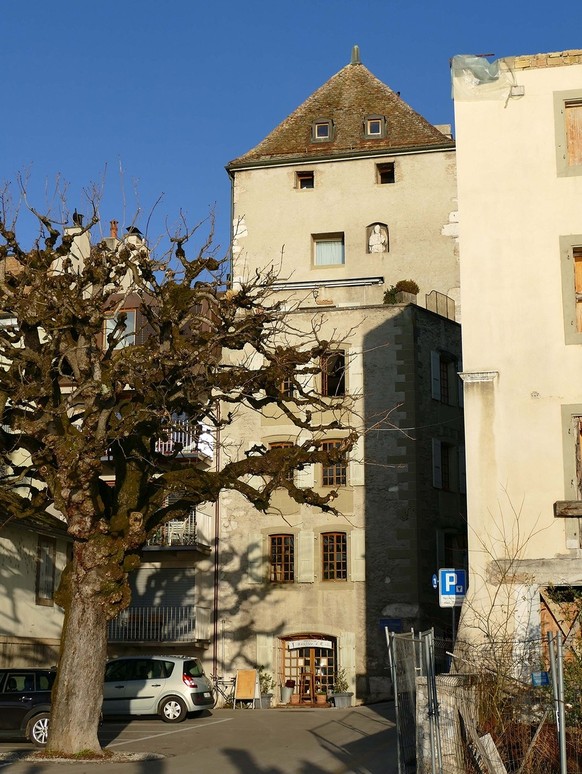 Im oberen Bereich der Tour César in Nyon ist rechts vom zentralen Fenster das Attis-Relief zu erkennen.
https://upload.wikimedia.org/wikipedia/commons/e/e2/Nyon%2C_Tour_C%C3%A9sar.jpg