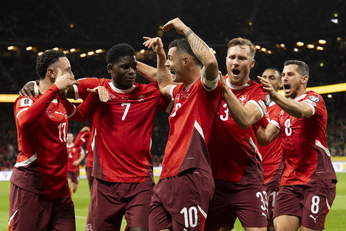 epaselect epa12445816 Switzerland's Granit Xhaka (C) celebrates with his teammates after scoring the 0-1 goal during the 2026 FIFA World Cup qualifying soccer match between Sweden and Switzerland ...