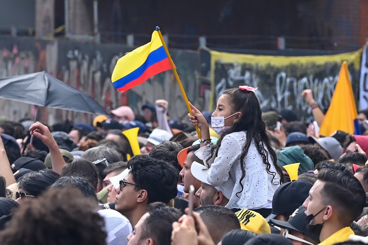 epa10110890 Supporters of President Gustavo Petro celebrate the inauguration of the president in the Parque de los Periodistas in Bogota, Colombia, 07 August 2022. Gustavo Petro became the first left- ...