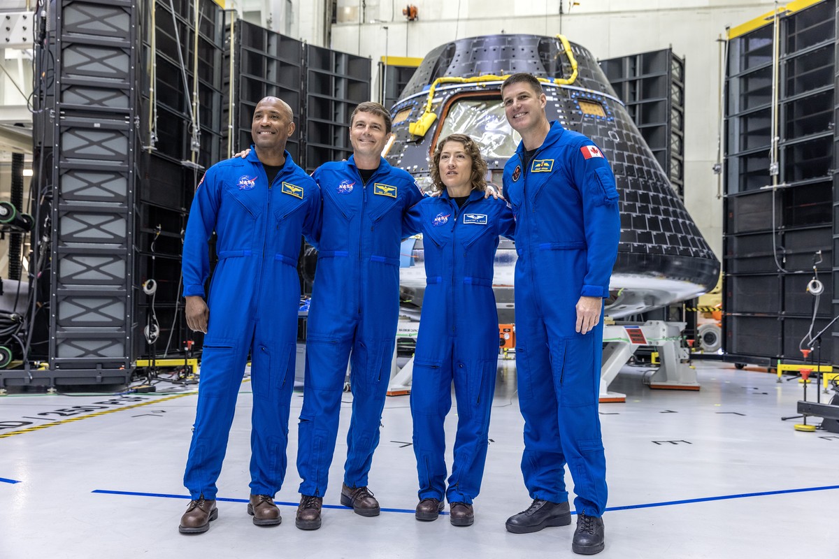 epa10791025 (L-R) Pilot Victor Glover, Commander Reid Wiseman, Mission Specialist 1 Christina Hammock Koch and Mission Specialist 2 Jeremy Hansen, members of the Artemis 2 crew, pose in front of the N ...