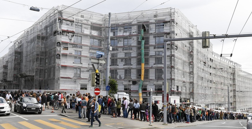 Gigantische Schlange von Wohnungssuchenden bei der Besichtigung einer Musterwohnung der Wohnungssiedlung Kronenwiese im Zuercher Quartier Unterstrass am Freitag, 3. Juni 2016. Auf der Kronenwiese erst ...