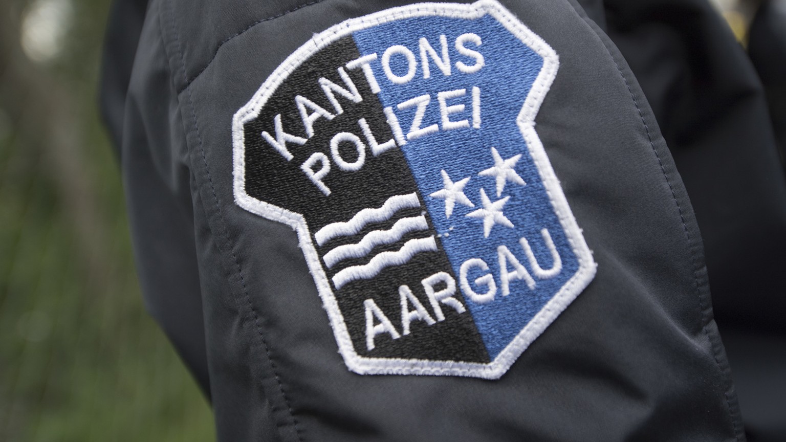 Das Logo der Kantonspolizei Aargau auf der Uniform eines Polizisten am &quot;Tag der offenen Tuer&quot; in der Interkantonalen Polizeischule IPH vom Samstag 20. Mai 2017 in Hitzkirch im Kanton Luzern. ...