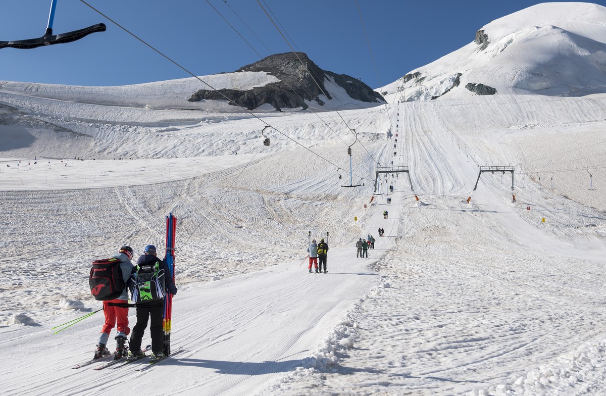 ARCHIV -- Des skieurs s'entrainent sur la neige pendant l'ete ce jeudi 25 juillet 2019 sur le glacier Allalin a Saas-Fee. Pour la premiere fois, le glacier de Saas-Fee sera ferme aux tourist ...