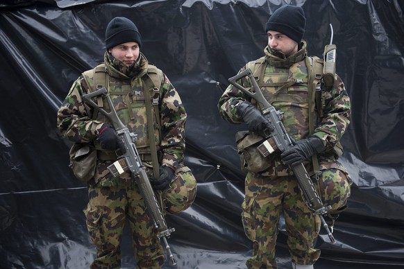 ARCHIV --- ZUM BESCHLUSS DES BUNDESRATES, AM WEF WEITER ARMEEANGEHOERIGE EINZUSETZEN, STELLEN WIR IHNEN FOLGENDES BILD ZUR VERFUEGUNG --- Swiss army soldiers patrol during a media visiting day from th ...