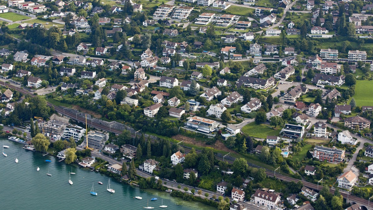 ARCHIVBILD ZUR EINSCHAETZUNG DER UBS DES LUXUSIMMOBILIENMARKTS IN DER SCHWEIZ, AM DONNERSTAG, 23. MAI 2019 - Ueberbauung an der Goldkueste bei Herrliberg am Donnerstag, 9. August 2012. (KEYSTONE/Aless ...