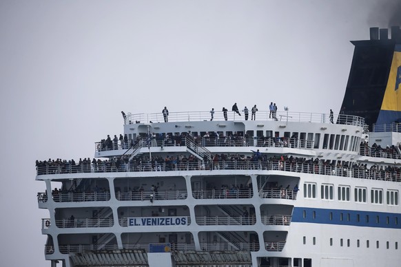 Flüchtlinge werden von den griechischen Inseln aufs Festland gebracht.
