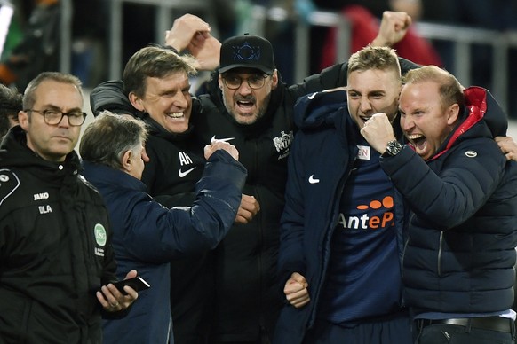 Der FCZ mit Trainer Ludovic Magnin, rechts, jubelt nach dem Sieg beim Fussballspiel der Super League FC St. Gallen gegen den FC Zuerich in St- Gallen am Samstag, 14. Dezember 2019. (KEYSTONE/Walter Bi ...