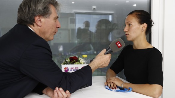 Swiss tennis player Viktorija Golubic speaks to Swiss journalist Bernhard &quot;Berni&quot; Schaer, at the WTA Ladies Open tennis tournament in Biel, Switzerland, saturday, April 8, 2016. (KEYSTONE/Pe ...